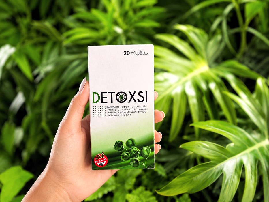 DETOXSI en la mano
